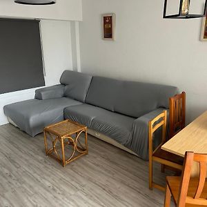Apartamento en complejo residencial con piscina y garaje frente al mar